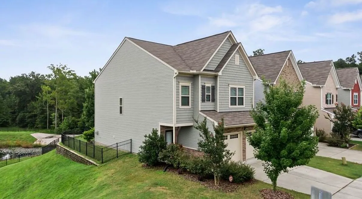 3 bed, 2.5 bath, 2470 sqft, $2,395 — Photo 2