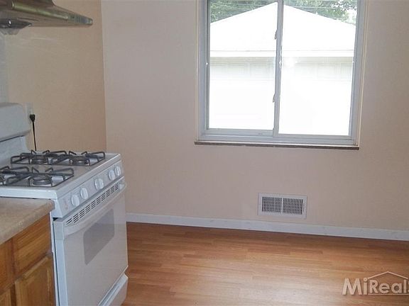 3rd image of 28626 Dartmouth St