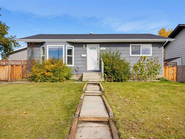 63 S Dundee Cres, Penhold, AB T0M 1R0