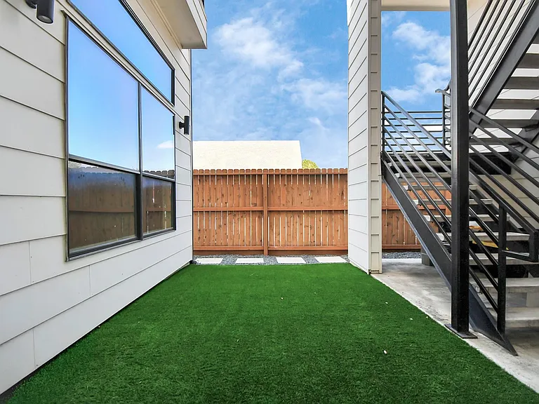 732 W 22nd St #A — Photo 3
