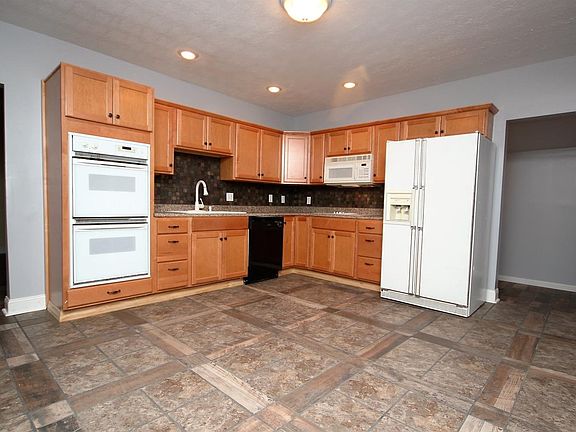 5th image of 586 Chapman St