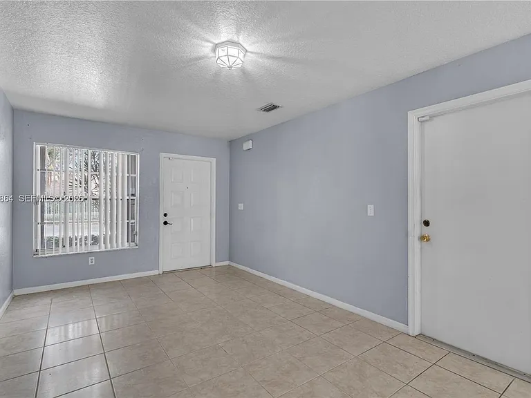 2400 SW 87th Way — Photo 7