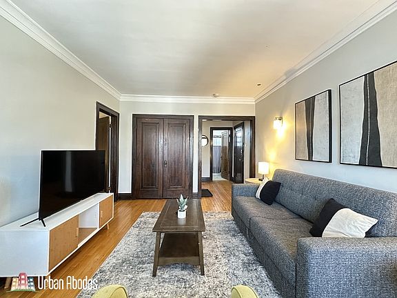 4th image of 1911 W Larchmont Ave #2