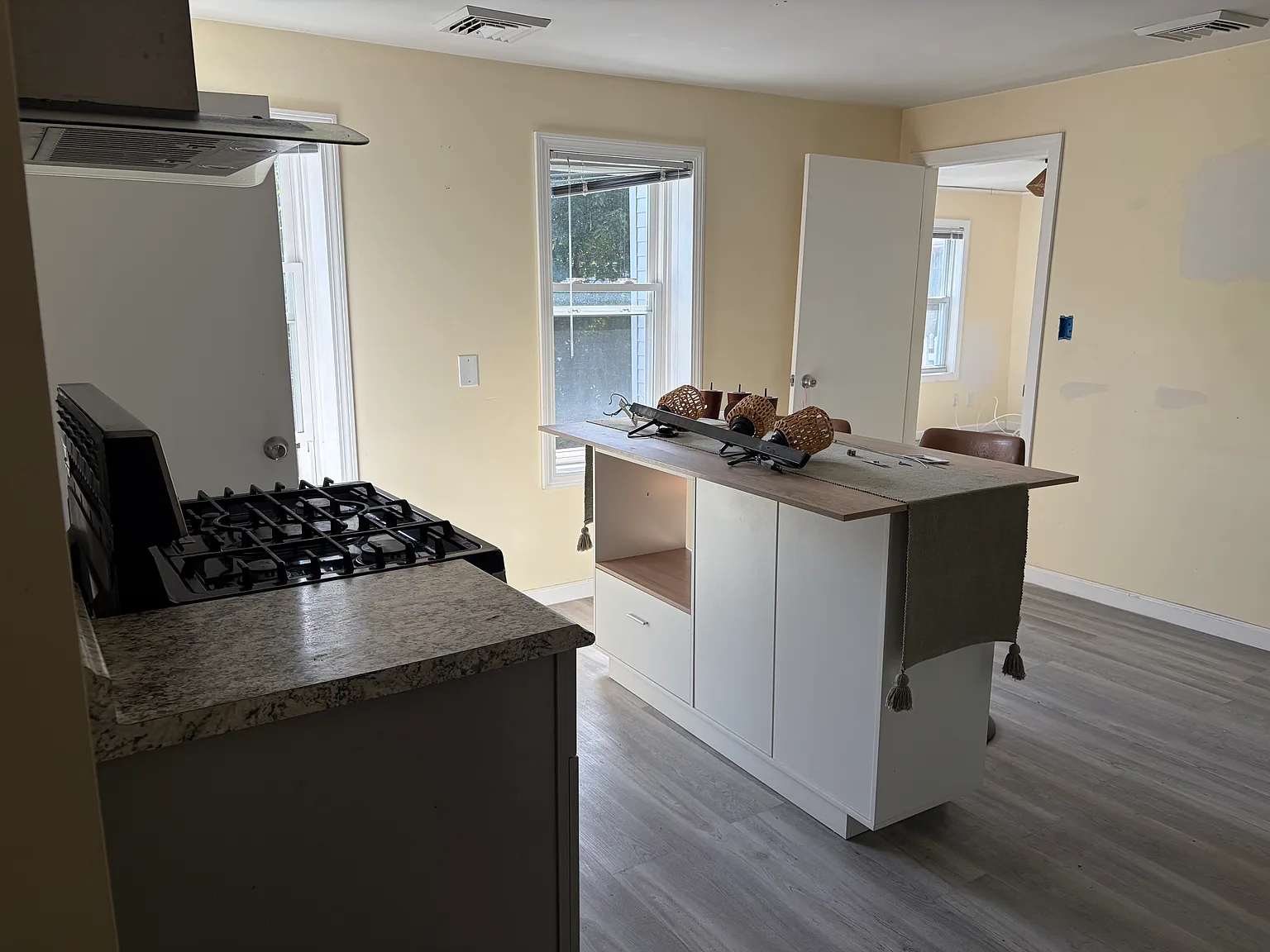 3 bed, 1000 sqft, $2,500 — Photo 4
