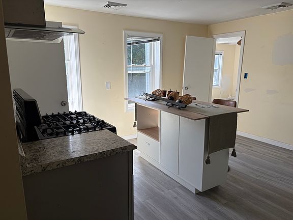 4th image of 40 Fort St APT 2