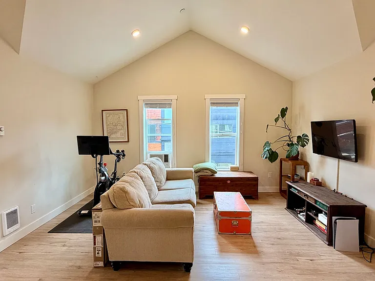 1609 E Columbia St — Photo 3