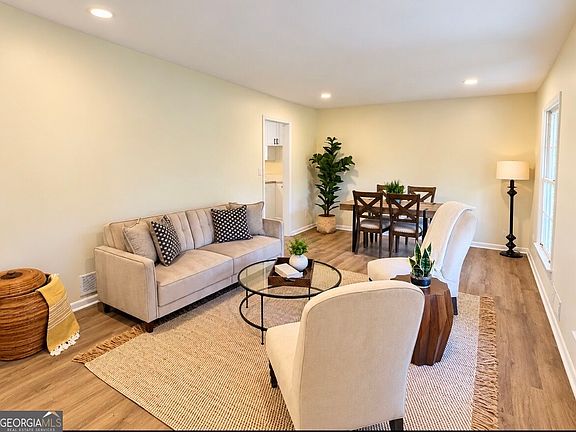2nd image of 3098 Robindale Rd