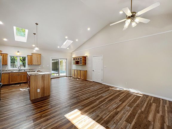 4th image of 408 36th Ave NE
