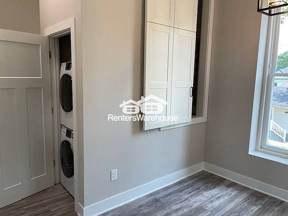 4th image of 450 Robert St S