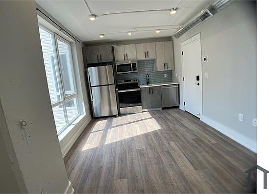 2nd image of 918 N Broad St #403