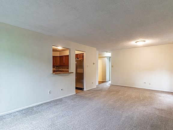 3rd image of 1004 Centurion Ln APT 4