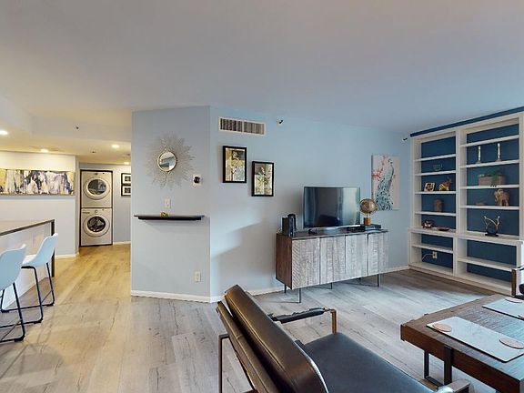 3rd image of 600 W 9th St APT 914