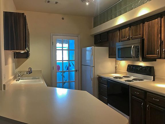 3rd image of 6017 Castlegate Dr W APT F21