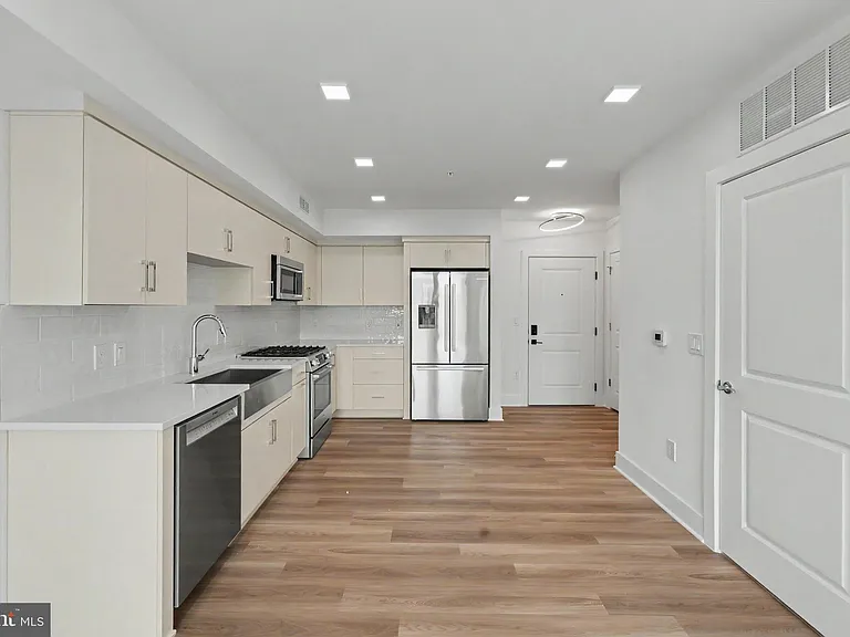 701 N Henry St #401 — Photo 21