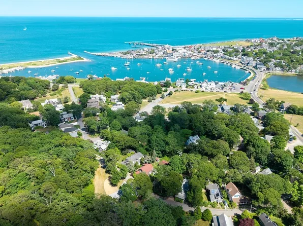 27 Laurel Ave, Oak Bluffs, MA 02557