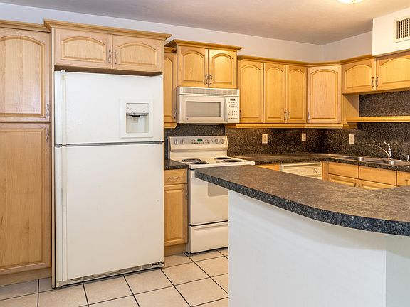 3rd image of 833 SW 30th St APT 3
