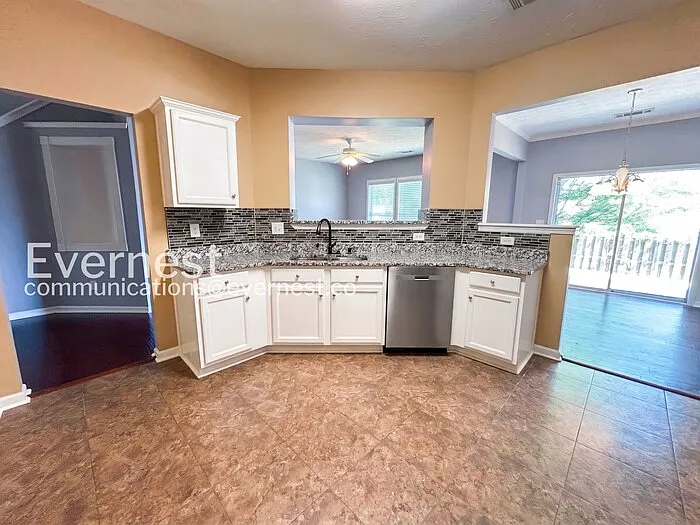 729 Mountain Laurel Dr — Photo 3