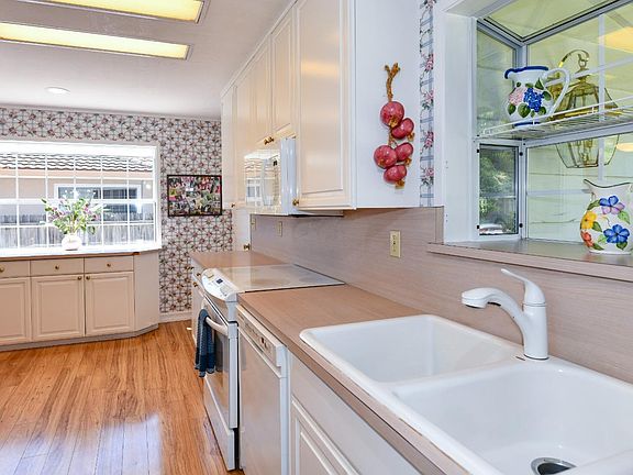 5th image of 2654 Bradford Street