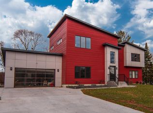 W226N325 Mount Vernon Dr, Waukesha, WI 53186
