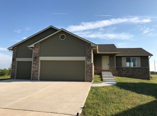 5514 S Elmhurst Cir, Wichita, KS 67216