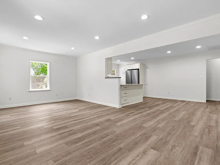 320 Clay St — Photo 3