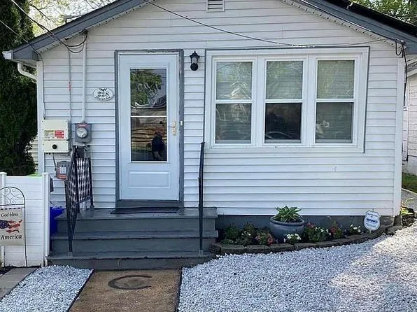 228 Hillcrest Ave, Laurence Harbor, NJ 08879