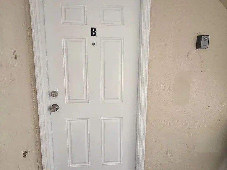 801 Sky Lake Cir #B — Photo 11