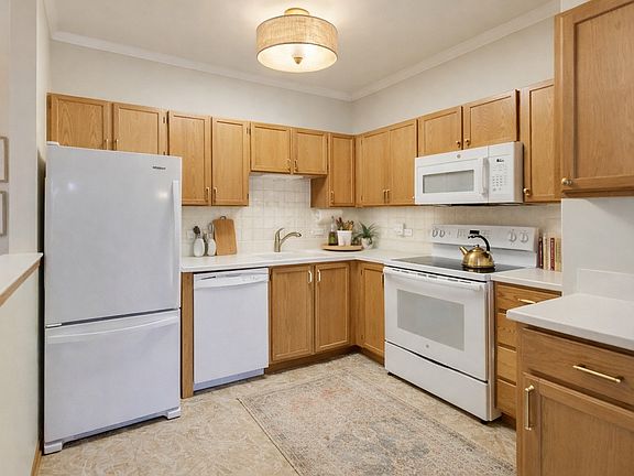 2nd image of 605 Barrington Ave APT 140