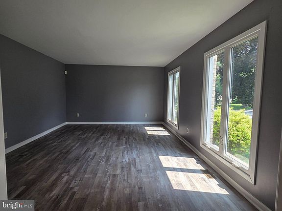 3rd image of 212 Fairhill Dr