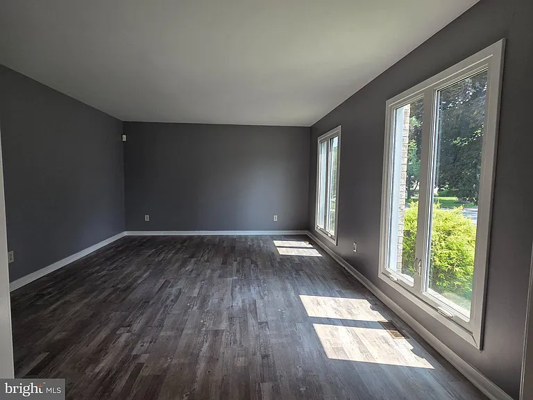 212 Fairhill Dr — Photo 3