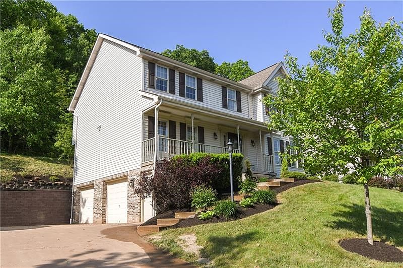 Welcome to 158 Autumn Hill Dr.  a  very interactive family community with walking trails, playground, and side walks.  This 2 st