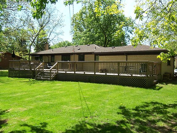 Huge Backyard & Deck