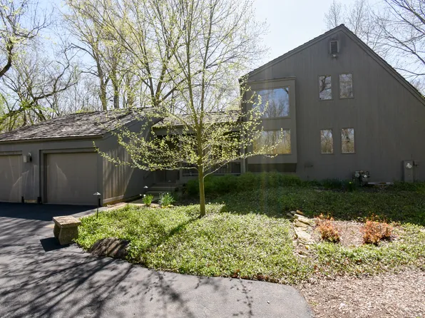 6N882 Brewster Creek Cir, Wayne, IL 60184