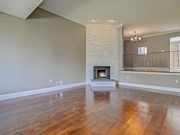 5th image of 472 Clubhouse Dr