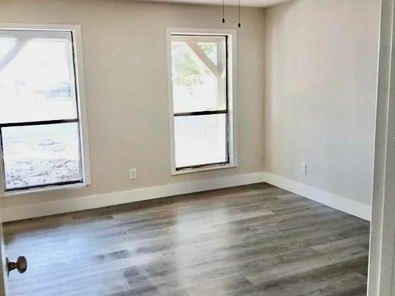 1825 Watkins Ave — Photo 12