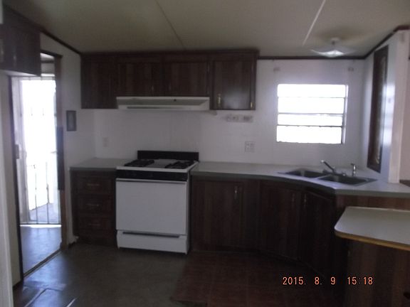 Kitchen w/ GAs stove