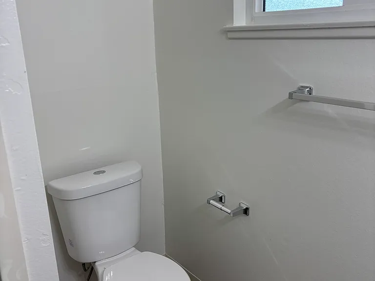 371 N Oak St #F — Photo 9