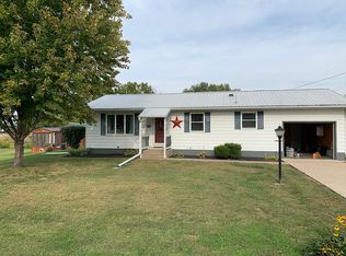 216 Sycamore St, Dallas City, IL 62330