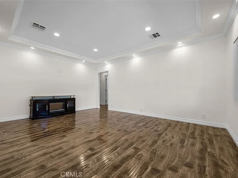 11252 Saticoy St — Photo 5