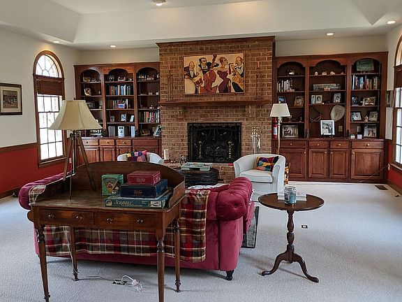 Den w/ vaulted ceiling 