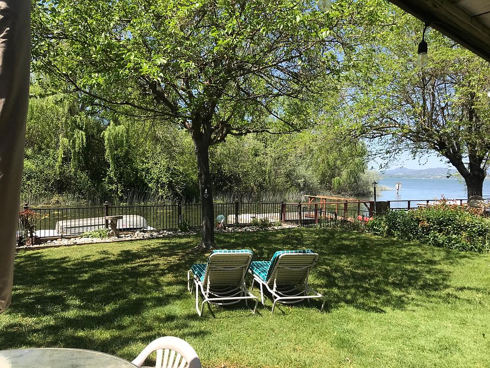 Private backyard right on the water with a gorgeous lake view, and your own boat dock. Enjoy!