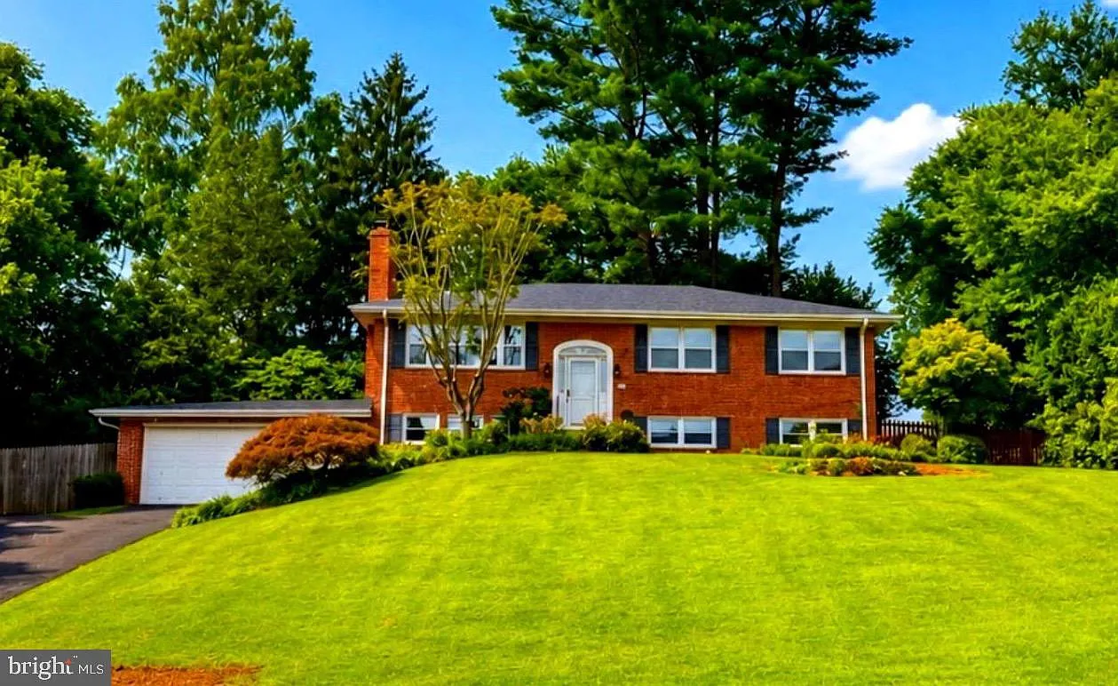 4 bed, 3.0 bath, 2820 sqft, $5,750 — Photo 1