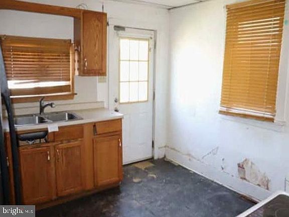 4th image of 121 1st Ave