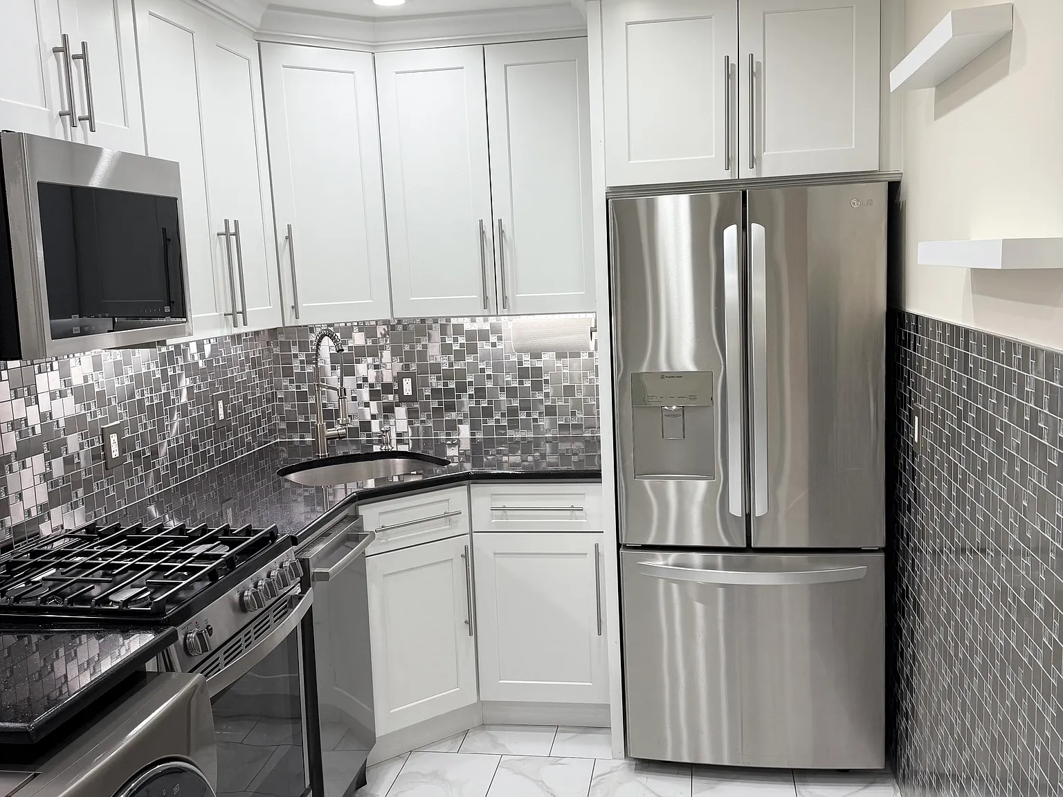 2 bed, 900 sqft, $2,975 — Photo 3