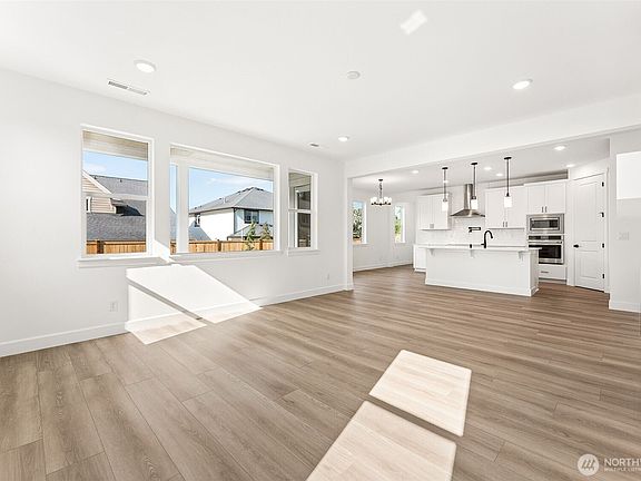 5th image of 2216 Oak Court #3