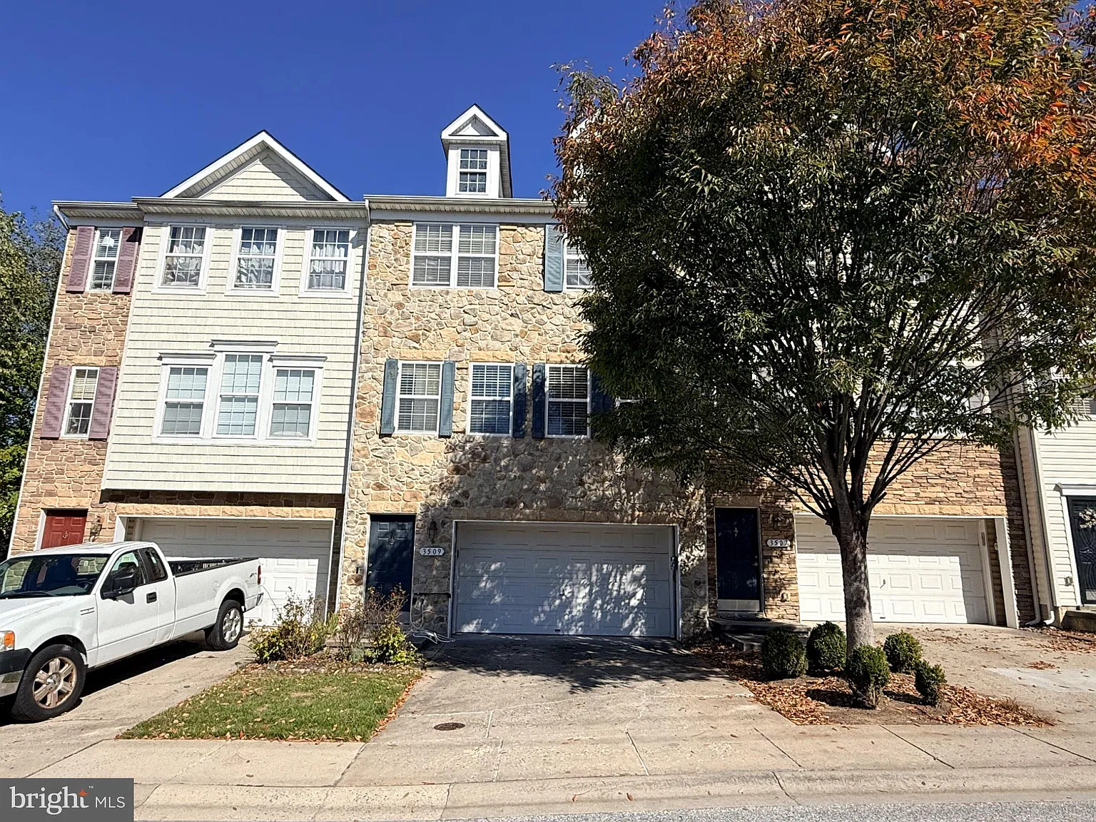 3 bed, 4.0 bath, 2300 sqft, $3,200 — Photo 1