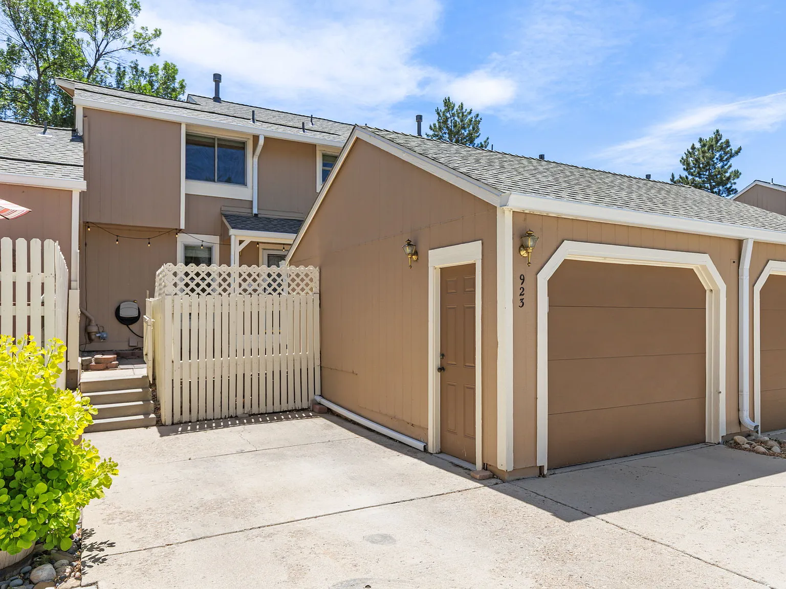 3 bed, 2.5 bath, 1589 sqft, $2,300 — Photo 1
