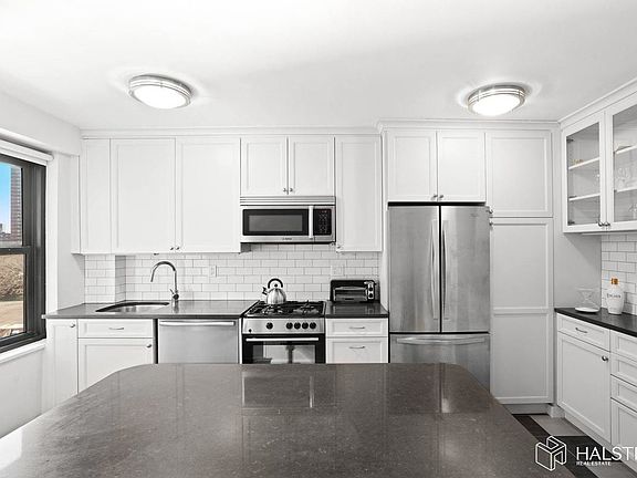 3rd image of 385 Grand St APT L602