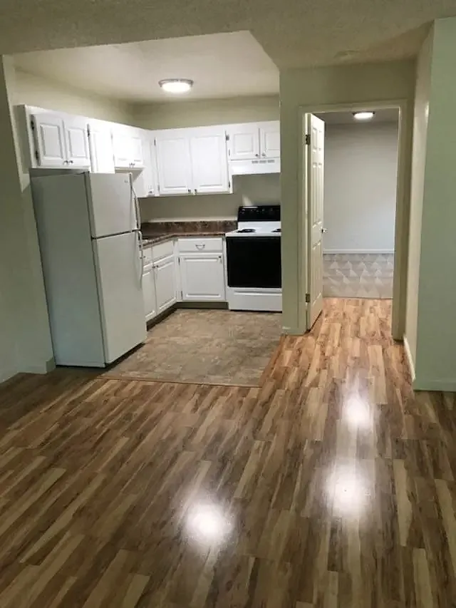 Colonial House Apartments — Photo 3