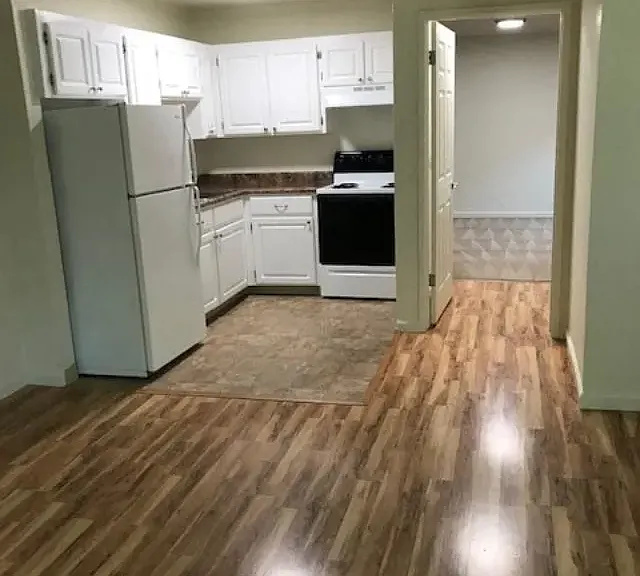 Colonial House Apartments — Photo 3